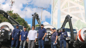 Gobierno entrega cuatro camiones succionadores para servicio de la Caasd