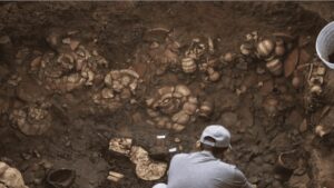 Descubren tumba de más de mil años con restos humanos y objetos de oro en Panamá