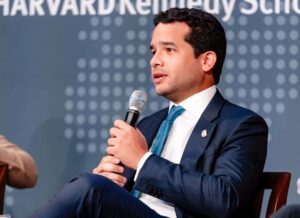 Omar Fernández expone propuesta en Harvard, para elevar productividad en RD