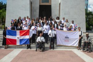CONADIS rinde homenaje a los Padres de la Patria con ofrenda floral en el Altar de la Patria