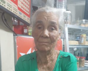 Mujer se encuentra desorientada en Villa Carmen; residentes piden ayuda para ubicar a familiares