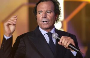Julio Iglesias demanda a la vicepresidenta segunda del Gobierno español por injurias