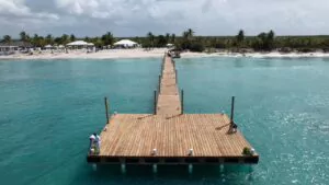 Abinader inaugura muelle y deja iniciado club de playa en Isla Catalina