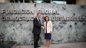 Embajadora estadounidense sostiene encuentro con Leonel Fernández en Funglode