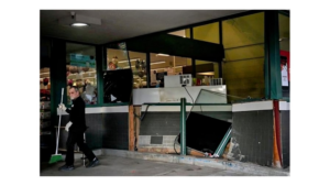 Conductor arremete contra peatones frente a supermercado en California