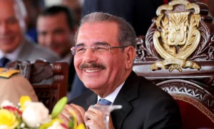 Danilo Medina llega a la JCE para renovar su cédula de identidad en el nuevo formato