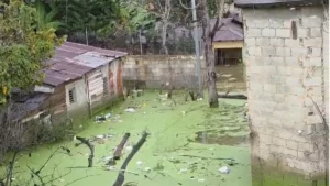 Inundaciones en el barrio Fátima Villa Altagracia ponen en riesgo la salud de los residentes