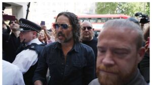 El actor Russell Brand se declara no culpable de dos nuevos cargos de carácter sexual