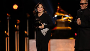 Latinos abren el medallero del Grammy 2026 con triunfos de Estefan, Lafourcade y Ca7riel & Paco Amoroso