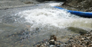 Explosión de tubería en obras del Monorriel deja sin agua varios sectores de Santiago
