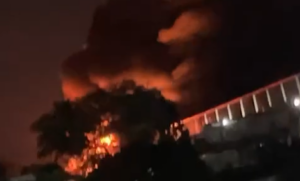 Se reporta incendio en empresa de plásticos en Haina; bomberos trabajan para sofocar las llamas