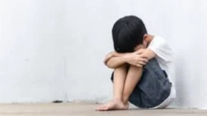 Centro educativo denuncia maltrato infantil tras encontrar a un niño atado en Gualey