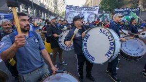 Manifestación por reforma laboral termina en disturbios en calles de Buenos Aires