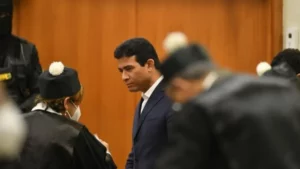 Adán Cáceres asiste con maletín en mano al tribunal por caso Coral