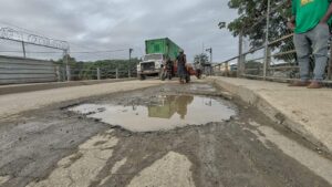 Grieta en el puente fronterizo de Dajabón alarma a comerciantes y transportistas