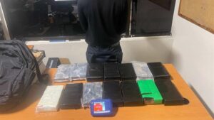 Ocupan 14 paquetes de cocaína en el AILA en equipaje de un joven croata