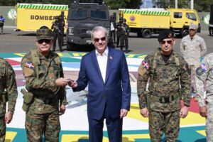 Gobierno entrega nuevo armamento y vehículos blindados a las Fuerzas Armadas