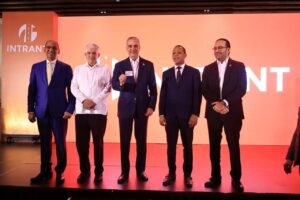 Presidente Luis Abinader recibe la primera nueva Licencia de Conducir