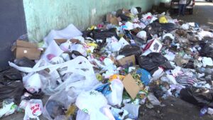 Basura invade aceras y pone en peligro a peatones en el Distrito Nacional