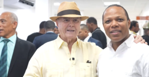 Hipólito Mejía renueva su licencia de conducir y destaca organización del servicio del Intrant