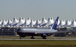 Los viajeros del Aeropuerto Internacional de Denver enfrentaron aglomeraciones y retrasos un apagón provocara la suspensión temporal de operaciones en tierra.