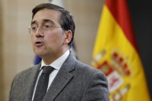 España confirma evacuación de su embajada en Irán en medio de la crisis