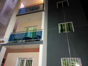 Investigan caída de mujer desde apartamento en Miches