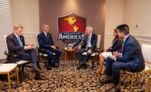 Abinader dialoga con secretario de Energía de EE. UU. durante cumbre regional en Miami