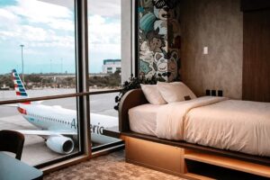 Aeropuerto de Miami inaugura salas de descanso con duchas, las primeras en Norteamérica