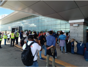 Pasajeros varados desatan protesta por vuelo a Madrid