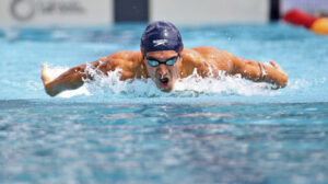 Seis ejercicios de natación fortalecen piernas, brazos y core