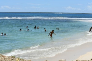 Bañistas desafían lluvias y visitan playas de La Romana