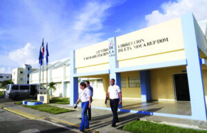 Trasladan a 21 internos de cárcel de Moca por presuntos ilícitos