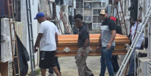 Cirujanos alertan que muerte en liposucción en Santiago evidencia problema de intrusismo médico