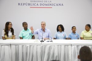 Abinader conversa con más de 350 estudiantes; destaca avances en educación para la juventud