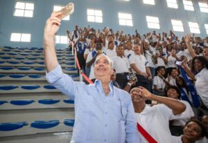 Abinader encabeza graduación de más de 4,000 jóvenes del programa Oportunidad 14/24