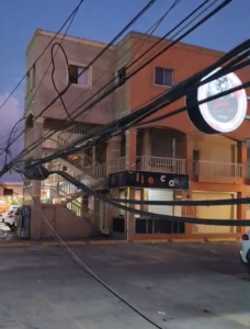 Cable caído dificulta acceso vehicular en plaza de la autopista de San Isidro