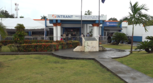 Continúan largas filas y demoras en la renovación de la licencia de conducir en el Intrant