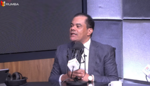 Báez denuncia sobrecostos y fallas en acceso a medicamentos