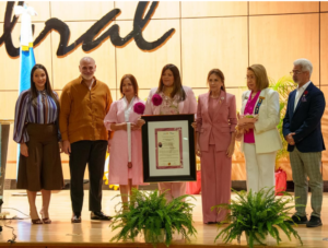Carolina Mejía recibe máximo galardón de Rotary en RD por el Día Internacional de la Mujer