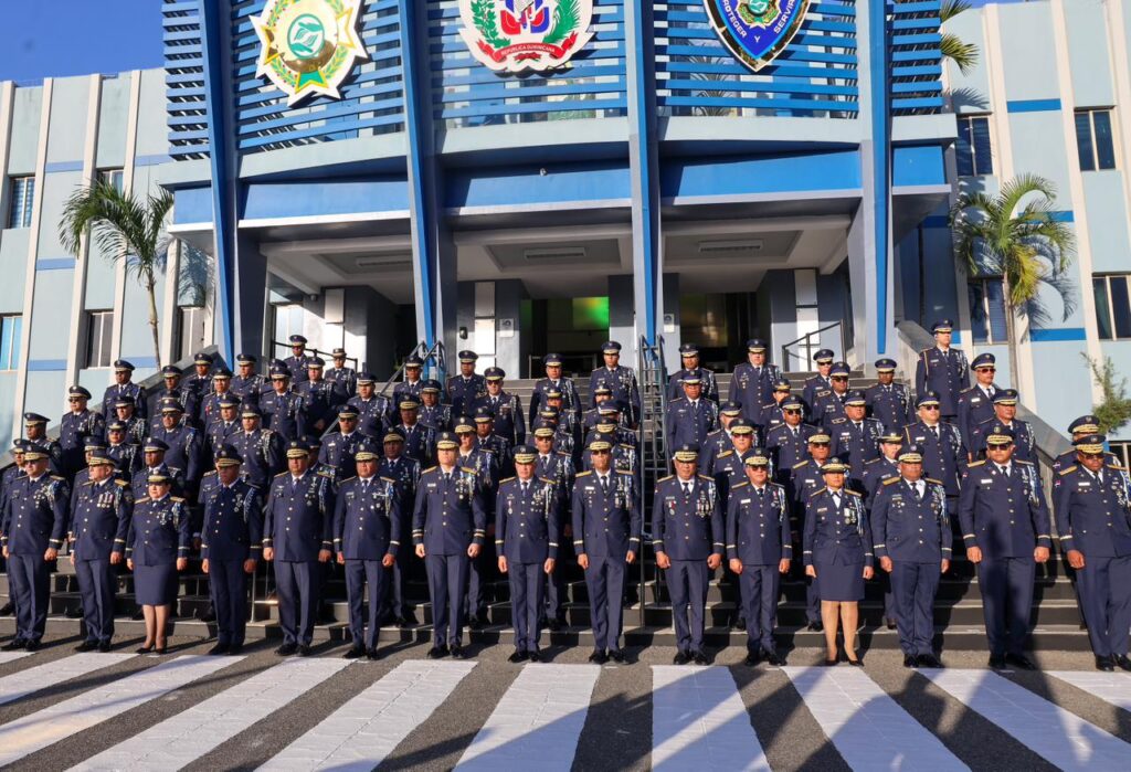 en el centro mayor general andres modesto cruz cruz junto a autoridades al celebrar 90 aniversario de la pn foto policia nacional 3