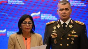 Delcy Rodríguez remueve a Padrino López del Ministerio de Defensa