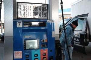 El galón de gasolina supera los 4 dólares en EE. UU., su precio más alto desde 2022