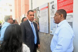 Indotel resaltan legado de Orlando Martínez con develación de tarja de su edificio principal