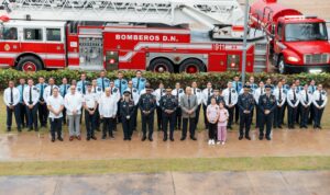 Bomberos del Distrito Nacional celebran aniversario con graduación y desfile de camiones