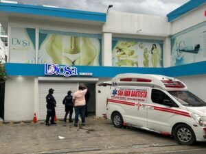 Mujer fallece durante liposucción en clínica de Santiago con historial de controversias
