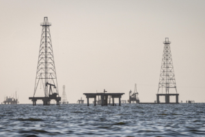 Alza del petróleo presiona inflación y podría frenar recortes de tasas en Latinoamérica