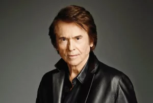 Raphael vuelve a casa: El "Divo de Linares" iluminará el Teatro Nacional con "Raphaelísimo"