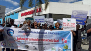 Protesta de personal de salud frente al Robert Reid Cabral por mejoras laborales