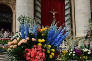 Miles de flores de Italia y Países Bajos engalanarán el Vaticano durante Semana Santa